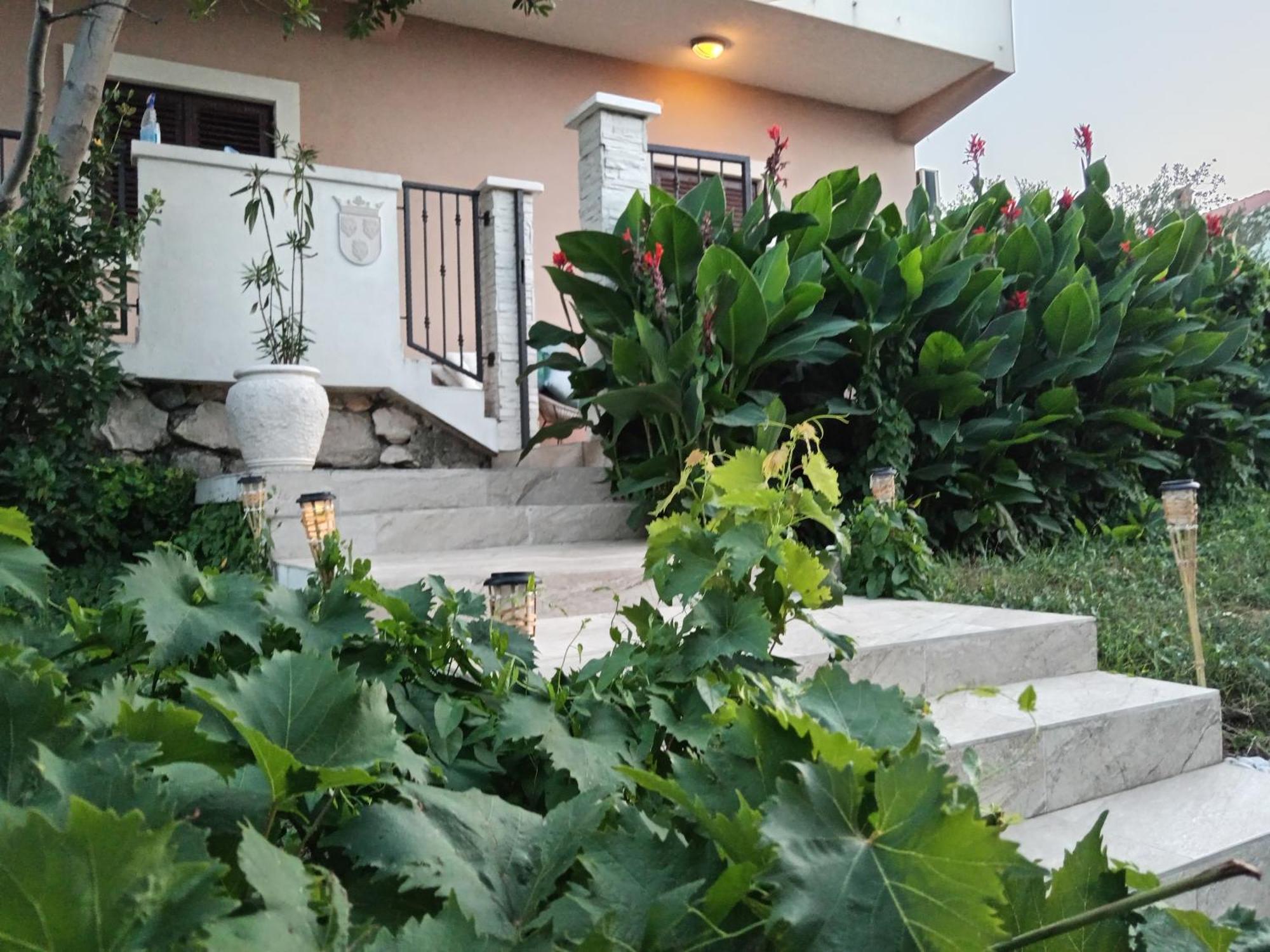 Seaview Holiday Apartments, Ventura Нин Экстерьер фото